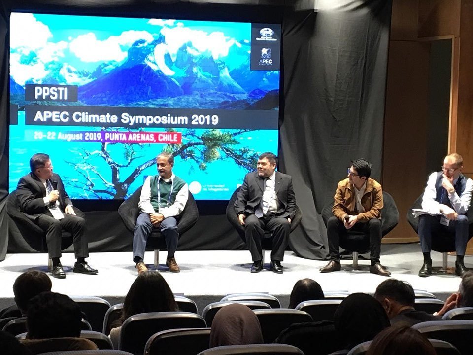 apcc21's tweet photo. I spy a #youngscientist support program (#YSSP) alum speaking at the #APECClimateSymposium!
Great to see you again Jose!
#scienceatwork #APCS2019 #APEC #APECChile2019 #climatechange #science #sustainablegrowth #capacitybuilding https://t.co/mVmu2n2J2W