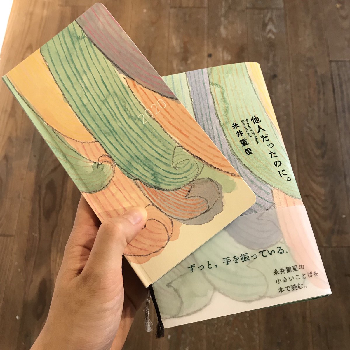 Tobichi V Twitter の手帳では ミナペルホネンとは別に 皆川明さんの手帳 が登場します 他人だったのに の装丁用に描き下ろしてくださった絵がweeksに 作品を持ち歩く そんな言葉がぴったりの手帳です レイ ほぼ日手帳 ほぼ日手帳発表会 Tobichi V Twitter の手帳では ミナペルホネンとは別に 皆川明さんの手帳 が登場します 他人だったのに の装丁用に描き下ろしてくださった絵がweeksに 作品を持ち歩く そんな言葉がぴったりの手帳です レイ ほぼ日手帳 ほぼ日手帳発表会