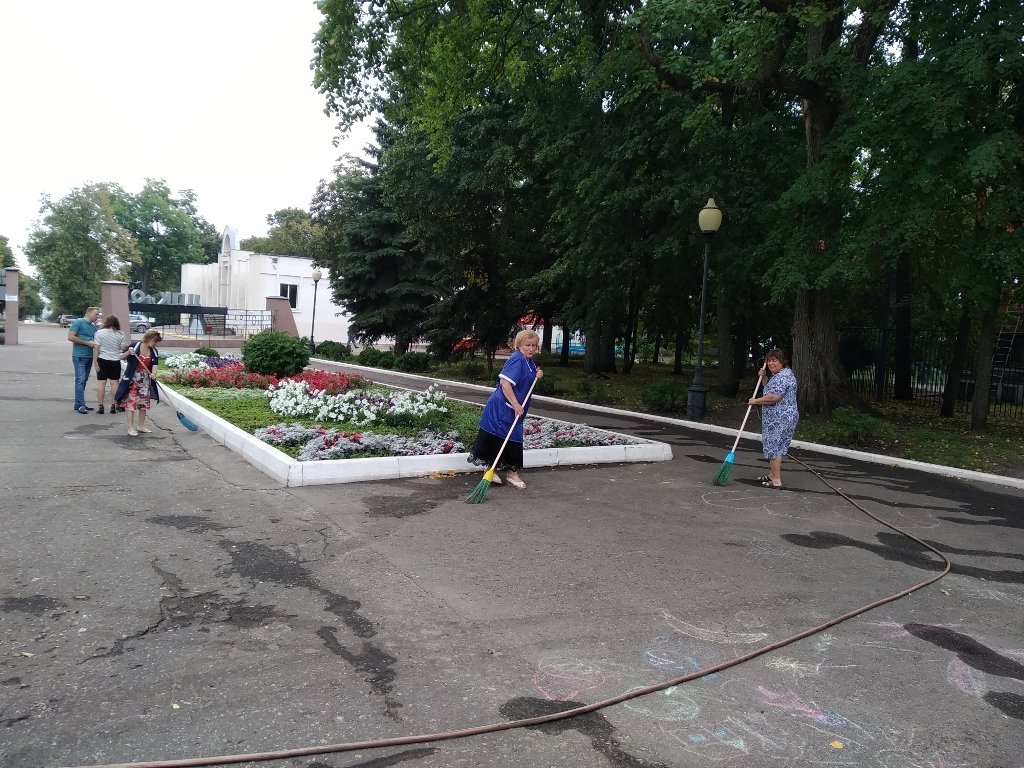 Санитарная пятница в парке. Подготовка сценической площадки к экологическому фестивалю "ЭкоПарк-2019"