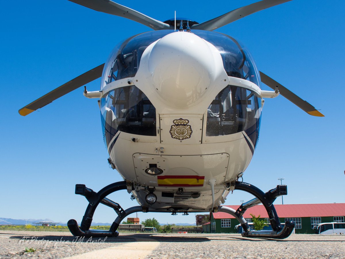 jmanatol's tweet photo. #BuenosDias
#ViernesG7
Hoy comienza el #finde pero también la reunión del #G7Biarritz que nos dejará ver mucho #Helicoptero en @DonostiAir #LESO como este @AirbusHeli #EC135P2Plus de la @policia
#aspas #fenesteon #rotor #helicopter https://t.co/aViYD9k3kA