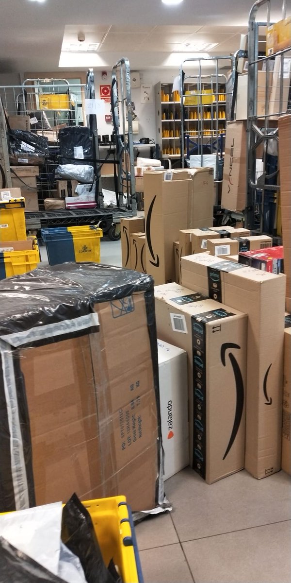 SiPcte's tweet photo. ¿Sabe usted Sr. @juanmaserranoq que @Correos es un caos en Barcelona? Un ejemplo: Unidad de reparto de @viladepiera o ("zulo", no hay luz natural) pero si 300 paquetes de @amazon,5000 cartas y más de 1000 notificaciones acumuladas de @Agen_Tributaria @DGTes etc. Haga algo ¡ya! https://t.co/l61GBu4G8y