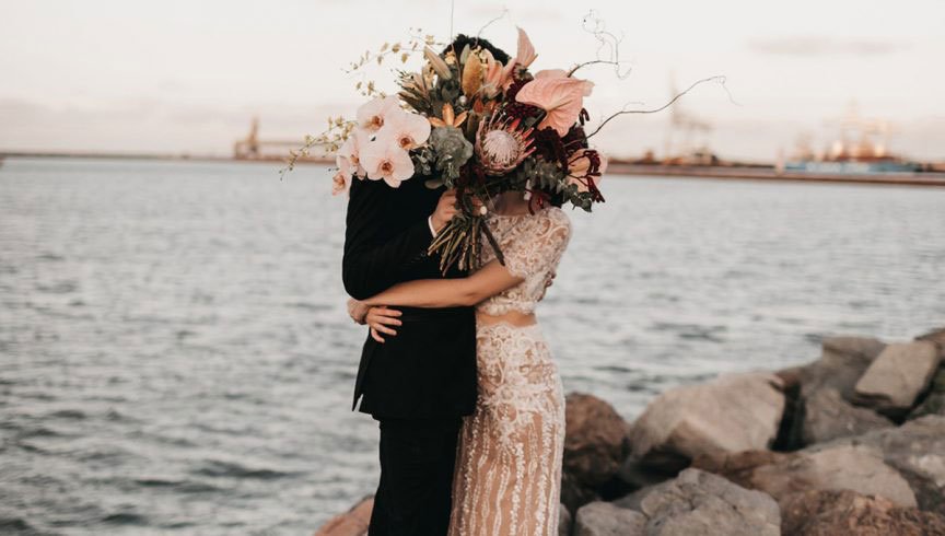holidayscouples's tweet photo. How to fulfil your diamond dreams 💍 Gorgeous florals 🌺 Wedding Beauty Guide 👄 plus more ... - https://t.co/8xWkaOsZF0 https://t.co/VwFjRweC3T