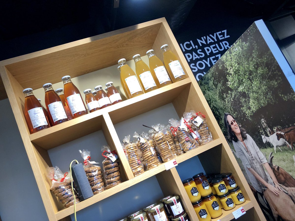 MagueloneP31's tweet photo. Les jus de fruits #pomme #raisin made in @SublimAromes @MinToulouse au @JGO_Tls_Blagnac ! Produits en @Occitanie @tarnetgaronne82 #nosproducteursontdutalent #unavionunjambon #vivelegras @RestaurantsJgo @JgoMarciac https://t.co/GzaNULE7Cj