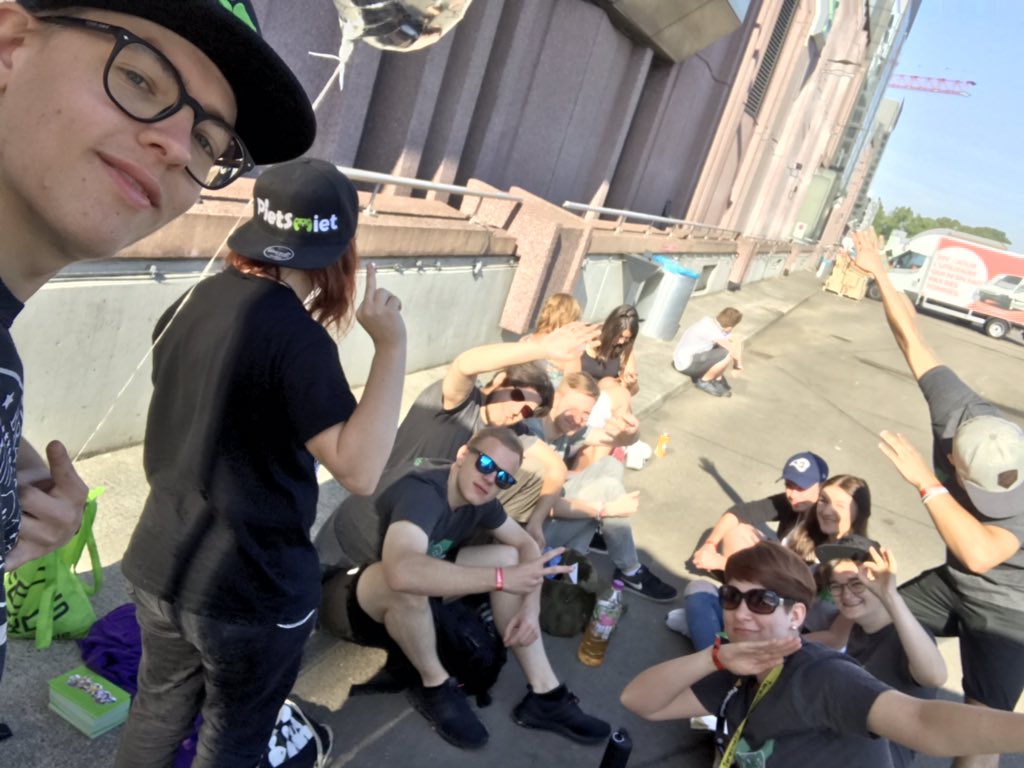 Schön bei <a href="/PietSmiet/">Peter Smits Jr.</a> schon am chillen!
Mit dabei u.a @kckaroo <a href="/DeltaRiptide/">DeltaRiptide</a> @p3pp1s <a href="/Schoookohaesche/">Schoooko</a> 
#gamescom2019 #gamescom19