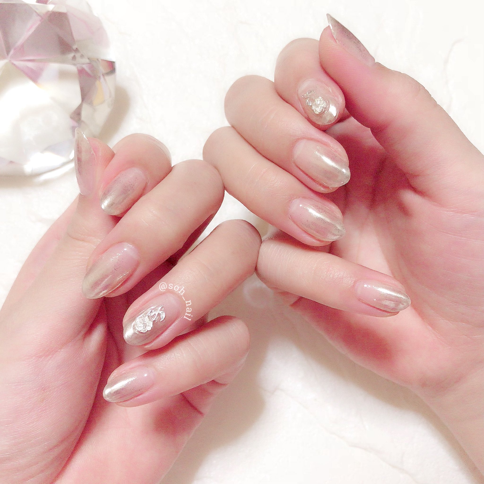 Soh ネイル垢 New My Nail シルバーのミラーネイルグラデ 銀の薔薇を一輪ずつ 今度お客様にミラー ネイルグラデーションを施術予定なので 練習がてら自分の指にやってみました ˆoˆ クリアベースだとほんのり透け感あって可愛いいいい