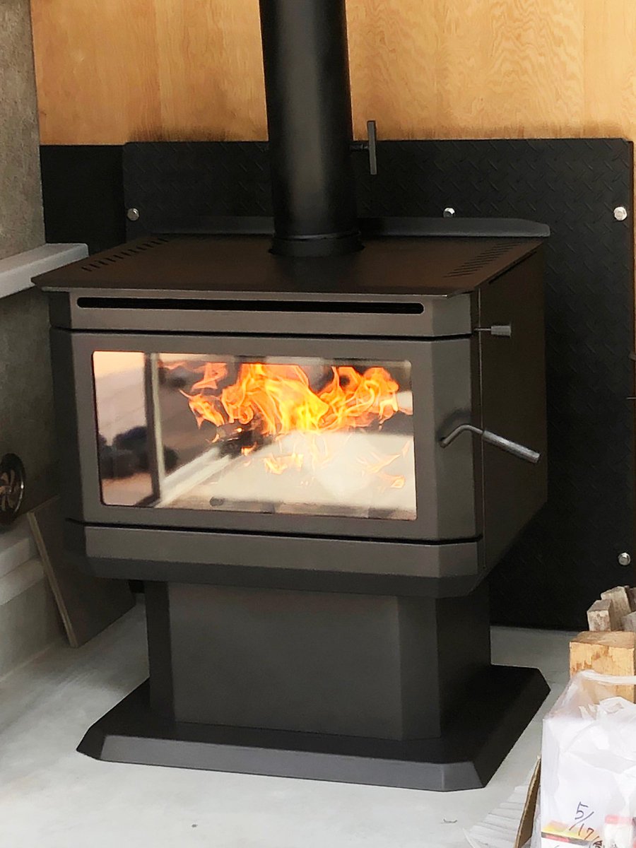 軽井沢暖炉 当社施工のお客様宅より 軽井沢暖炉 暖らんコニファー マークx300 大きくて暖かいコスパ抜群のストーブです 大きな窓から存分に炎を楽しめます T Co Apiymwtew2 軽井沢暖炉 薪ストーブ セール マークx300 鋼板製 T