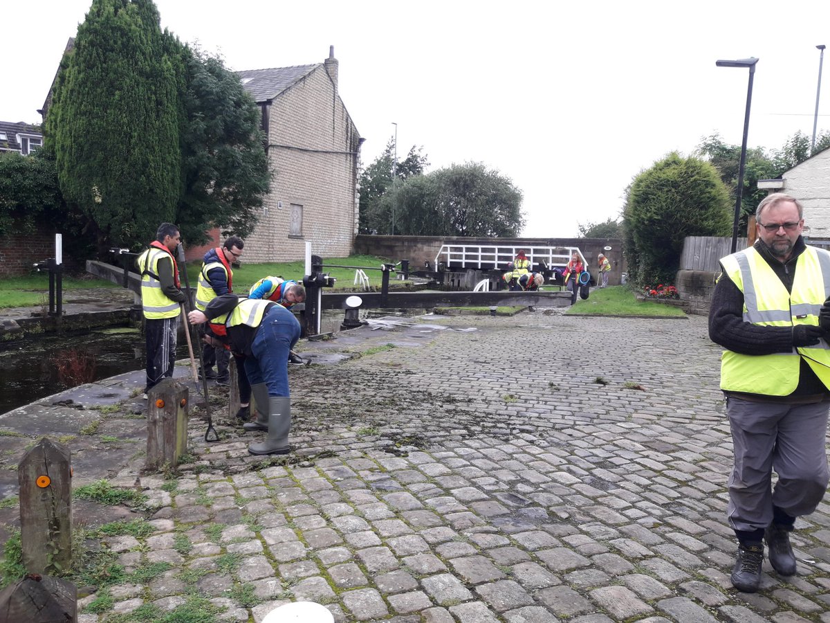 CRTGary's tweet photo. Blackburn Taskforce took part in the #DFCT relay yesterday on the Leeds Liverpool canal, plenty of tasks achieved along the trail, thanks all! 🙂 @DFCT @dfctrelay @CRTNorthWest @CRTvolunteers @CanalRiverTrust #lifesbetterbywater https://t.co/7T6LYzv3f9