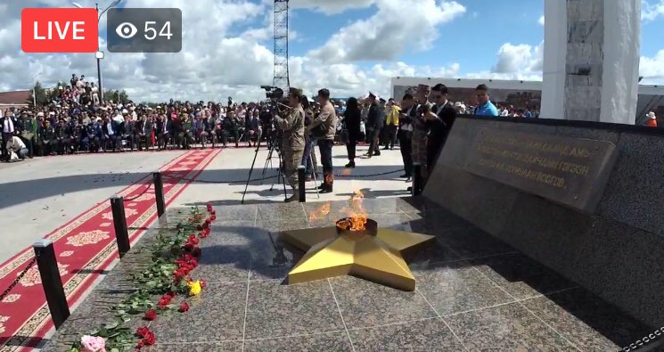 Дорнод аймгийн Чойбалсан хотын Ялалтын талбайд мөнхийн галыг асаалаа. 
Кремль дахь мөнхийн гал иймэрхүү байдаг билүү.