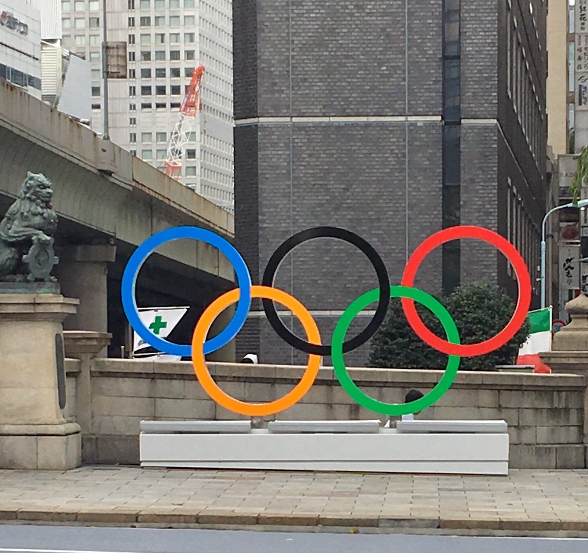 ট ইট র 兼松ウェルネス 東京オリンピック パラリンピックまで約1年 日本橋にも五輪のオブジェが登場しています 人形町 日本橋 三越前 オリンピック 東京オリンピック オリンピック