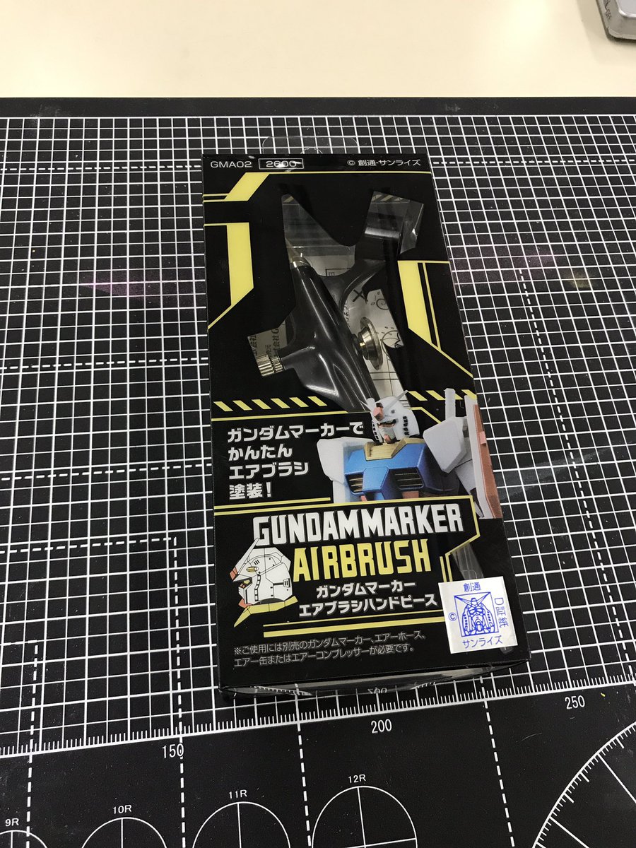 Gsiクレオス ホビー部 A Twitter 本日から発売のガンダムマーカーエアブラシハンドピース かなりコンパクトなサイズです パッケージから開けた状態で すでにコンプレッサーに接続可能な1 8ジョイントが装着されています エアー缶に繋ぐ場合は取り外して Ps