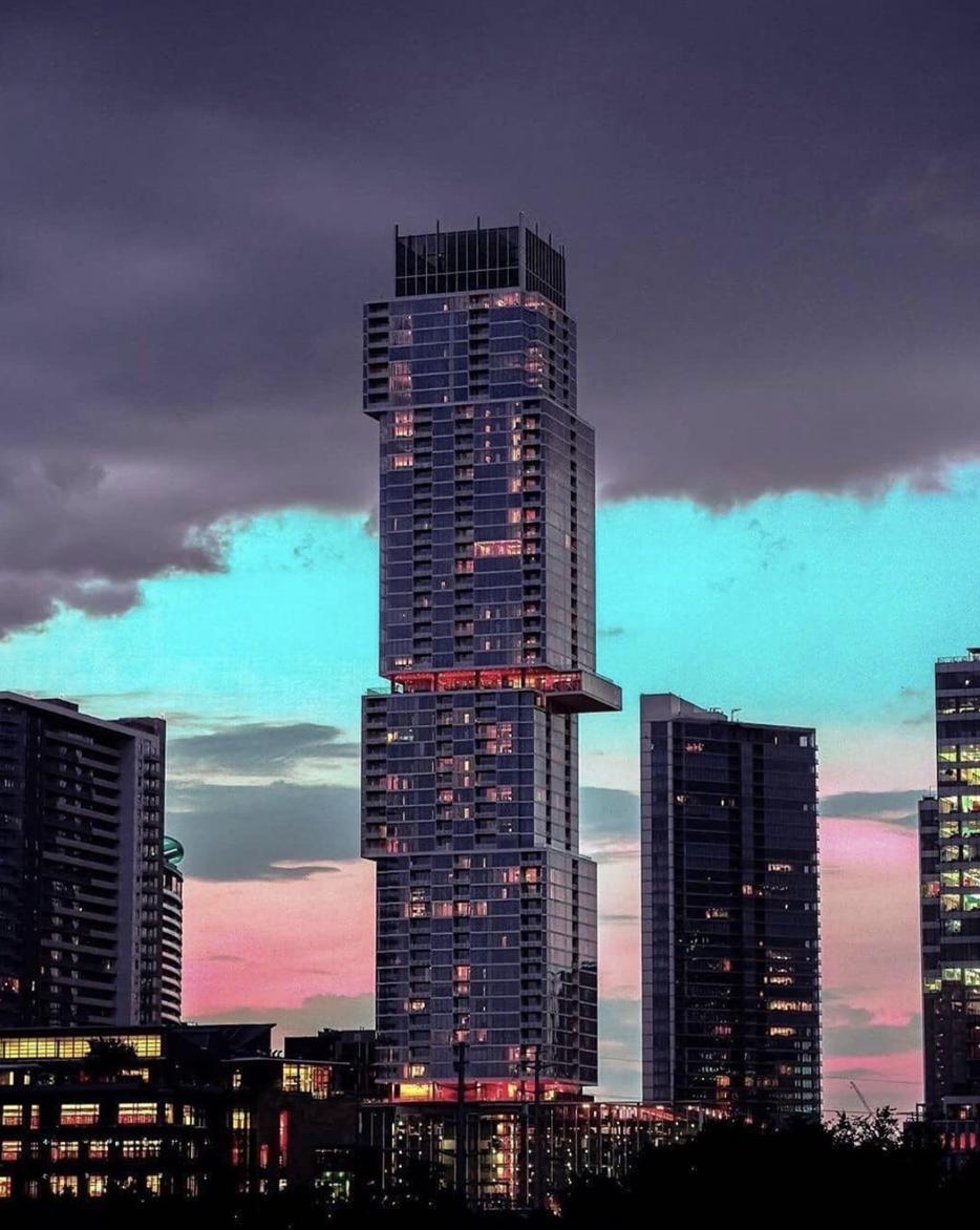 LPMagIn's tweet photo. A small glimpse of beauty of Austin's urban cityscapes before the storm clouds could take over. (๐ท: @sh._.y ๐: Austin)
#austin #inspiredbyaustin #exploreaustin #wheninaustin #everydayaustin #discoveraustin #worldtravel #lpmi https://t.co/ykNLo8M0Aj