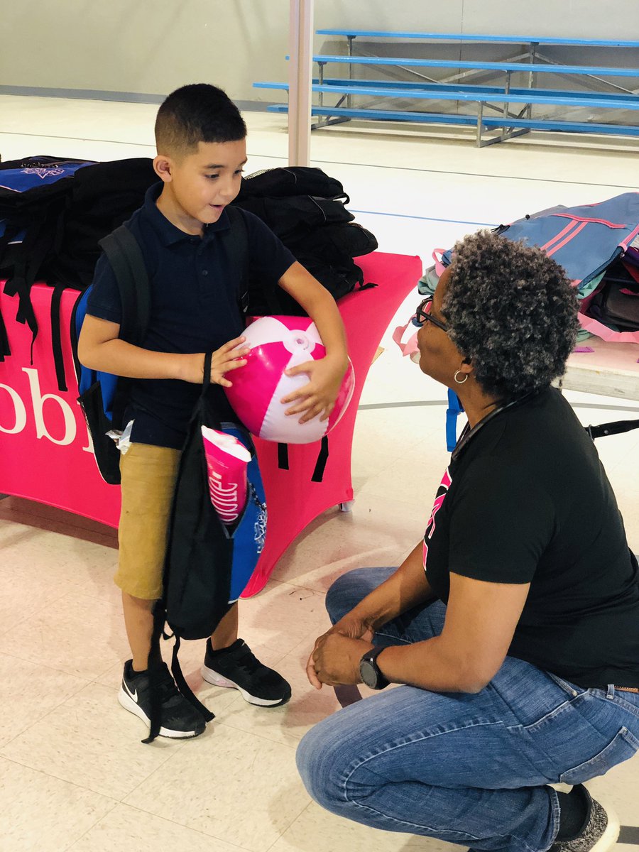 dchavar's tweet photo. Thank you @BgcElpaso for allowing our family @WirelessVision , @TMobile , and @MetroByTMobile come together for this wonderful community in support of the annual backpack 🎒drive for #BackToSchool2019 !📚📓✏️ #MGN #ElPaso #TeamMagenta #Boys&amp;GirlsClubs https://t.co/DDSstChDSe