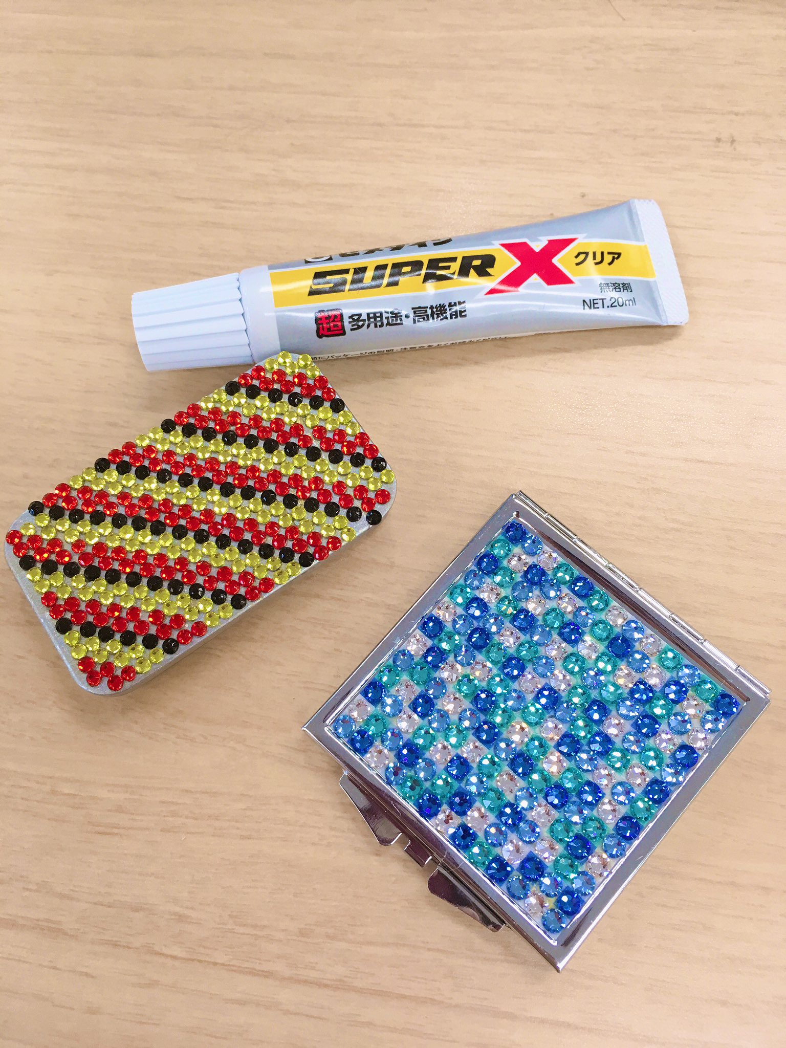 セメダイン Twitterren ラインストーンを貼りたい時 瞬間接着剤は オススメしません 石が白くくもってしまいます スーパーx スーパーxを使うのです 透明で白くなりません 動かなくなるまで ちょっと時間があるので 位置調整しながら貼れます 広めに塗ってから まとめ