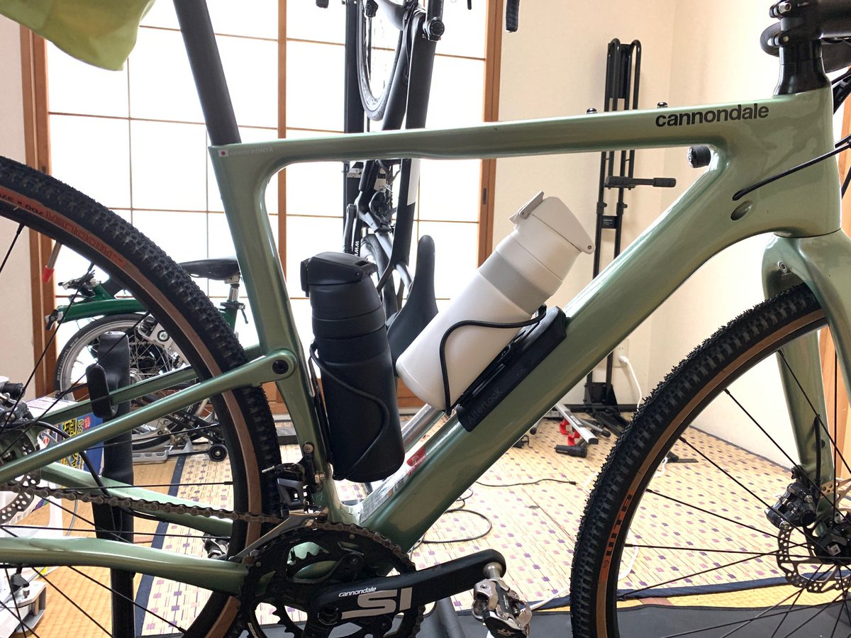 Honya A Twitter サーモスの自転車用ボトルfjf 580が予定より早く届いた 自転車用だけあって ボトルケージにもぴったり収まる 金属外装のストローボトルffq 600と違って外装が樹脂製だからフレームに当たっても傷をつける心配は少ないと思う T Co