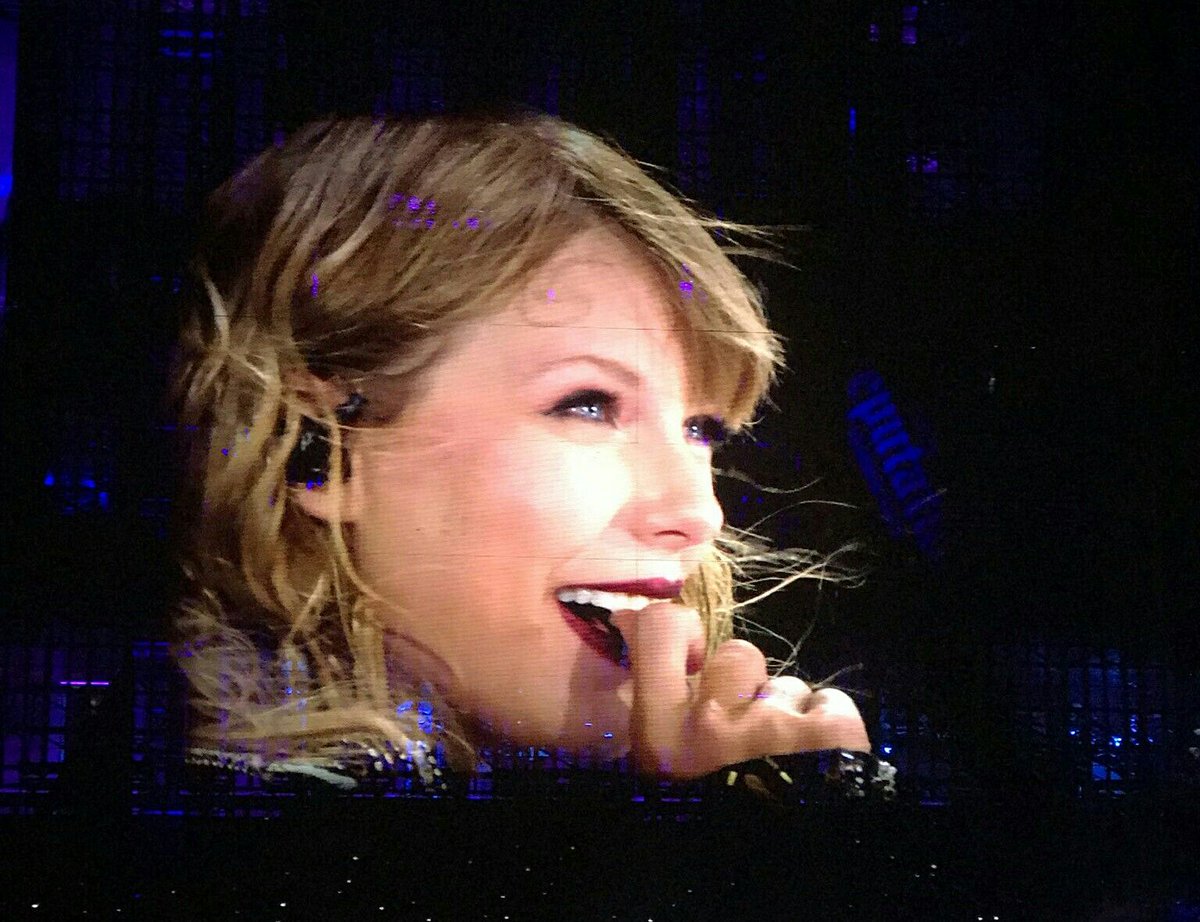 Texanselenator's tweet photo. Listening to Lover Album like:
#lover #taylorswiftlover https://t.co/ICoLq2VFre