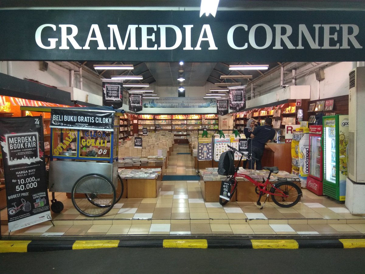dwiyanday's tweet photo. Hai book #Lover di @GramediaMerdeka sedang ada pameran buku murah loh... Beli buku GRATIS Cilok 😁 #MintaMaaf khusus hari jumat #JumatBerkah

#bandung #jabarjuara #pedagangbuku #jastip https://t.co/KsAsNhgi8r