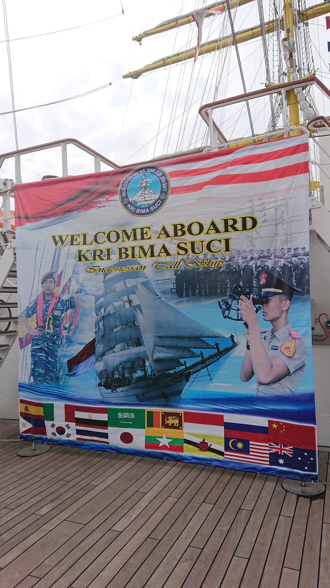 インドネシア海軍 練習帆船 「ビマ・スチ」一般公開その２
これからアジア オーストラリアを巡る航海みたいですね。
グッズの販売もありました。
帽子がリーズナブル！ 