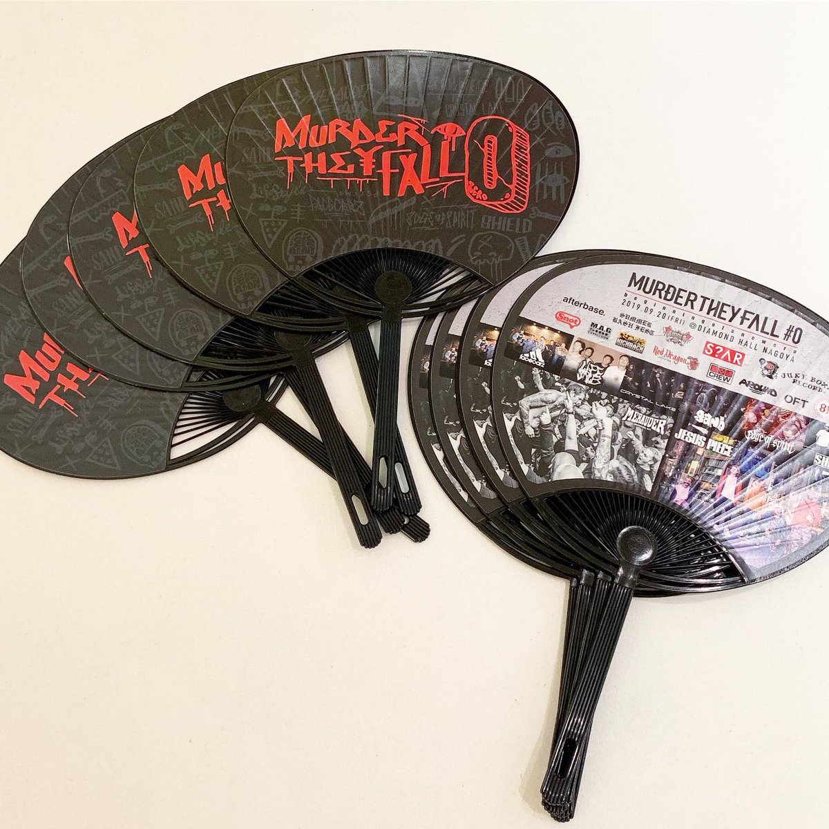 UTCHY_SNOT_MAG's tweet photo. 本日の #MAGSIDE にて #MURDERTHEYFALLzero の団扇も配布させていただきます🎁欲しい方はお早めのご来場をお勧め致します✋🏼😎お楽しみに🎤🎸🥁
https://t.co/eOLqx3Aydm
#nihility
#kruelty
#splitsecond_mag
#lastwar
#helix
#magsideconnection https://t.co/tQo8mVUYYp