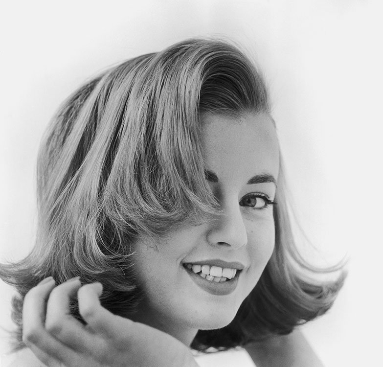 IconicImagesNet's tweet photo. A portrait of fashion model #SusanLamb, 18th August 1959.
Photo by Terence Donovan : https://t.co/9EBEkxLgbt https://t.co/r0U7iqY0GI