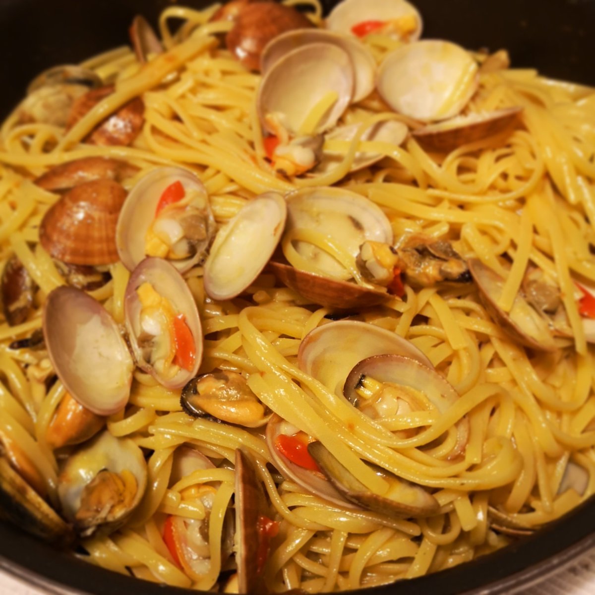 grano_zero's tweet photo. Linguine @pastagarofaloIT #senzaglutine con cozze sgusciate, vongole veraci, fasolari e pomodori datterini in crema.
#delicious
#pasta #fruttidimare #cozze #vongole #fasolari #vongoleveraci #pomodorini #datterini #linguine #glutenfree #glutenfreepasta #mussels #clams #cockles https://t.co/YygeoAY3Op