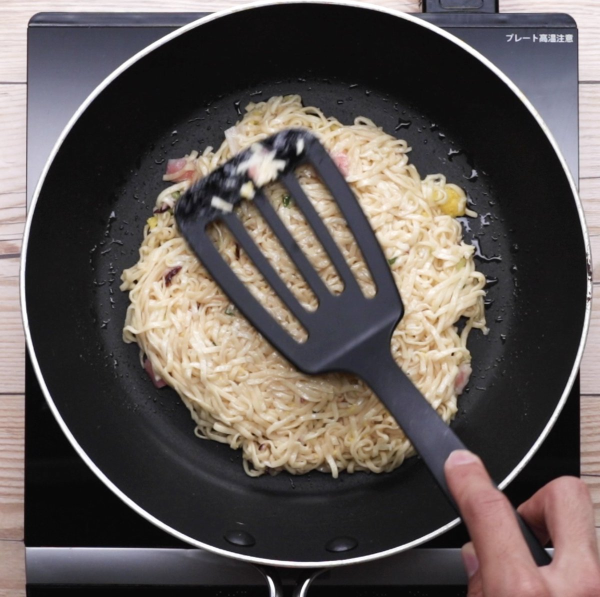 Tasty Japan On Twitter お好み焼き風かた焼きそば 3 フライパンにサラダ油を引いて強火に熱し 2 を広げて平らにならす 焼き色が付いたら裏返し フライ返しで押さえながら両面しっかりと焼く 4 器に盛り ソース マヨネーズ 青のり かつお節をかけたら