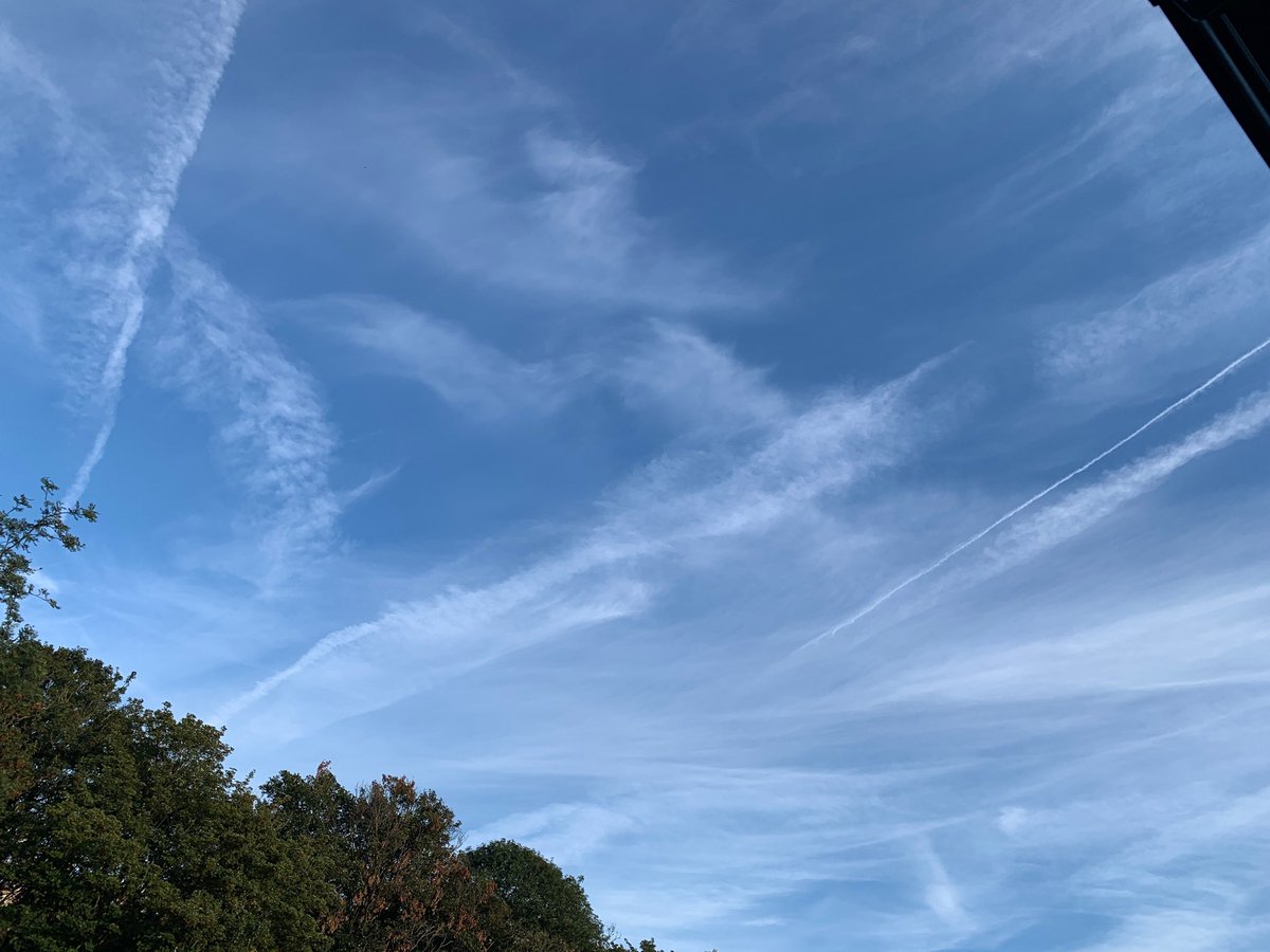 aelliottdunn's tweet photo. I have watched this cloud cover form over the last hour. No more blue sky over Sydenham. These are all vapour trails with the densest flights over central London. #StopHeathrowExp https://t.co/7fy2gpIpZI