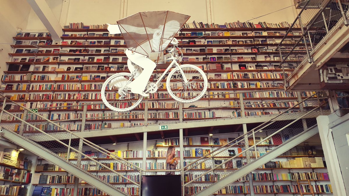 fvallois's tweet photo. Aimer les livres, c'est aussi aimer les lieux qui nous donnent envie de les lire. C'est le cas de l'étonnante librairie @LerDevagar ("Lire lentement") à #Lisbonne, située dans une ancienne imprimerie et qui comprend des rayonnages de 10 mètres de haut ! 📚
#VendrediLecture https://t.co/eicM89BBjU