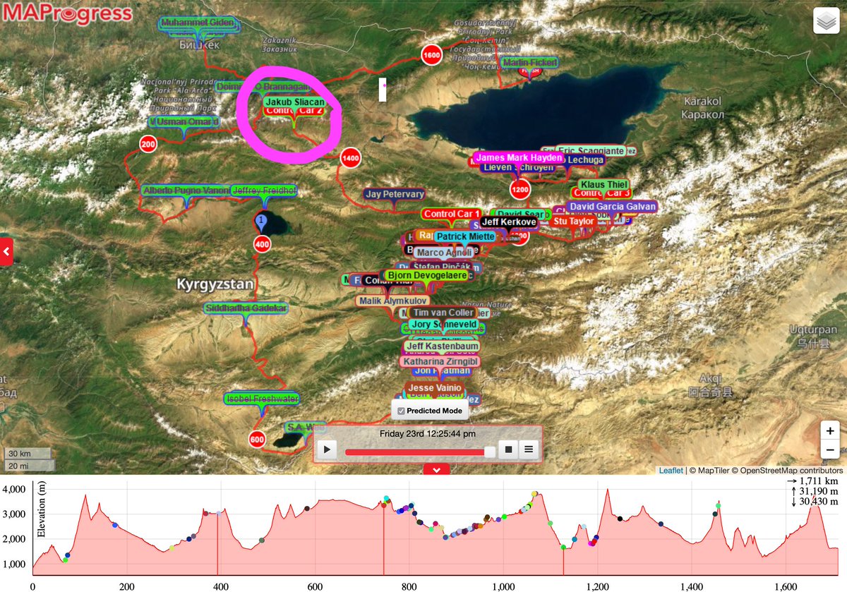 ReinventeToi's tweet image. #SRMR2019 : un duo de tête d&apos;enfer ! @JSliacan premier, @LaelWilcox à une dizaine de km derrière : presque 4160 km à leur actif, et bientôt au sommet de l&apos;avant dernière ascension redoutable. JayP est  définitivement distancé. @JeffKerkove régulier et 4°.