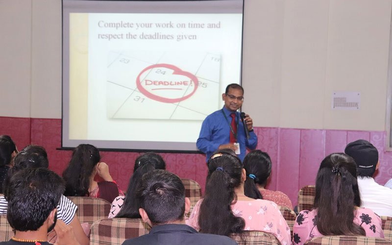 Dr Vineet Kaushik (HOD-Dept of MBA) explaining the rules of the Department to the students. #dvsgi #dewangroup #bestcollegeinmeerut #meerut #mba #admission2019 #mbacollege #goals