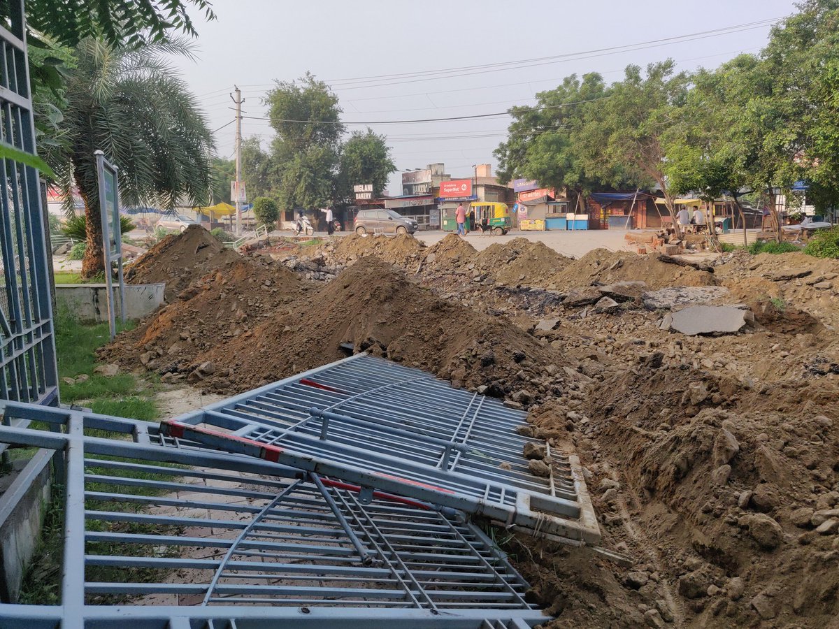 Devende74110560's tweet photo. Entry for thousands of residents in Sec 82 and 85 , Greater Faridabad has been  blocked by Builder Mafia. Requesting PMO and Mr. Modi Ji to pay personal attention to this matter.
@narendramodi
@PMOIndia
@nitin_gadkari
#BPTP #Greaterfaridabad #BPTPScam https://t.co/JjYCQ2C7Ly