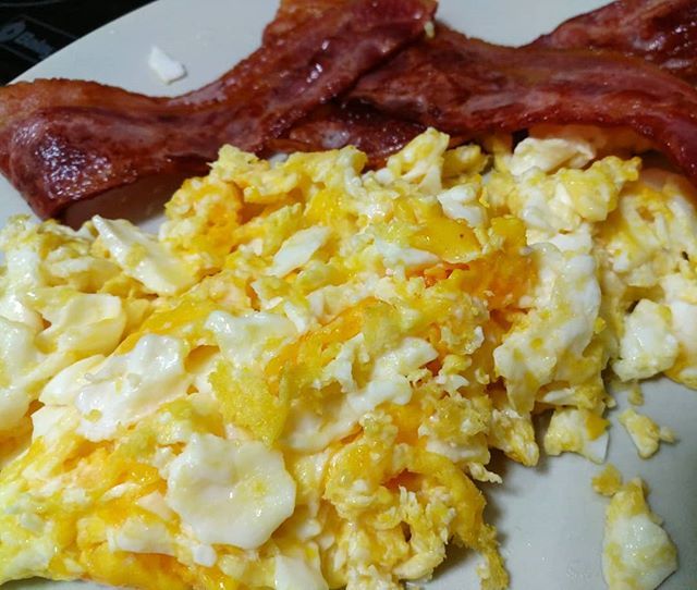 Ketocrew1's tweet photo. Good morning!!! 😋
Huevos y bacon acompañado con un café con nata pata empezar el día
. 
#ketocrew #ketosis #keto #lowcarb #healthy #highfat #protein #eatclean #fitness #fat #cleaneating #weightloss #weightlossjourney #bacon #food #health #eggs #healt… https://t.co/udxWnrXjbO https://t.co/tnshPThJvd