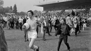 Voetballegends1's tweet photo. Vandaag is @ADODenHaag legende Lex Schoenmaker 72 jaar. Tussen 1965 en 1971 speelde de aanvaller 135 duels voor ADO (54 goals). Schoenmaker scoorde ook in de met 2-1 gewonnen bekerfinale tegen Ajax in 1968 (zie foto). #adodenhaag #ado #lexschoenmaker https://t.co/qkl4ashsUm
