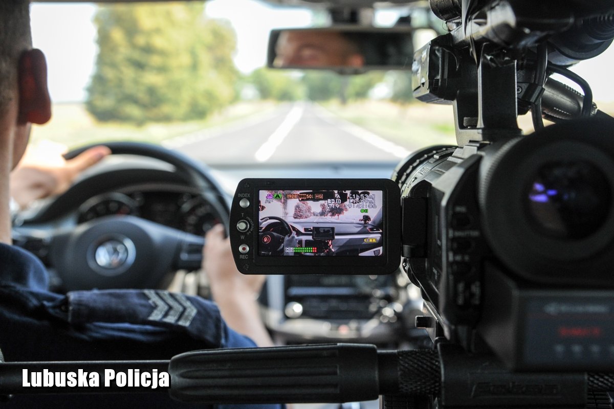 Lubuska_Policja's tweet photo. EKIPA „UWAGA! PIRAT” NA LUBUSKICH DROGACH
Przez dwa dni operatorzy popularnego programu stacji @tvnturbo_turbo - „Uwaga! Pirat” towarzyszyli lubuskim #policjantom, rejestrując zachowanie kierowców przejeżdżających przez nasze województwo. 👮♂️🚓🎥
https://t.co/vbgiUa81ut https://t.co/CiX25ewX5I