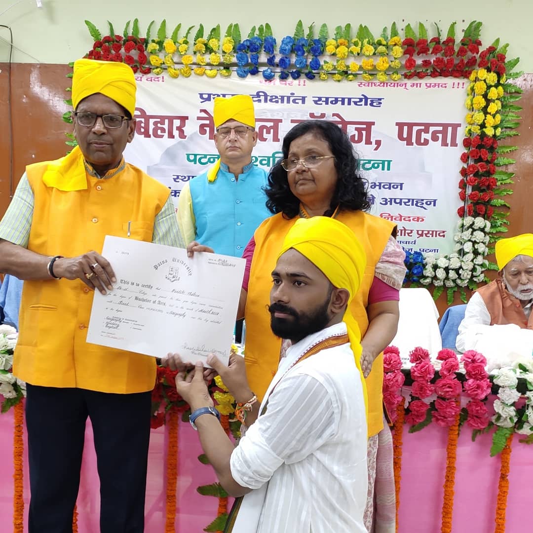 28pratikthakur's tweet photo. B.n.collegd(Patna university) की और से आयोजित प्रथम दीक्षांत समारोह में शामिल होते हुए और कॉलेज के मित्रों से मिलते हुए ।❤❤
#pratikink #ugconvocation #patnauniversity #bncollege https://t.co/m3NMM6B7Z9