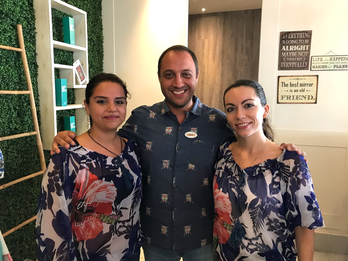 SolBHMenorca's tweet photo. Nuestro equipo de recepción os desea un feliz comienzo de fin de semana #SolBeachHouseMenorca #BeachHouseMyWay #Menorca #MeetMeliaTalent #TalentDevelopmnet https://t.co/YrgC0j0RFZ