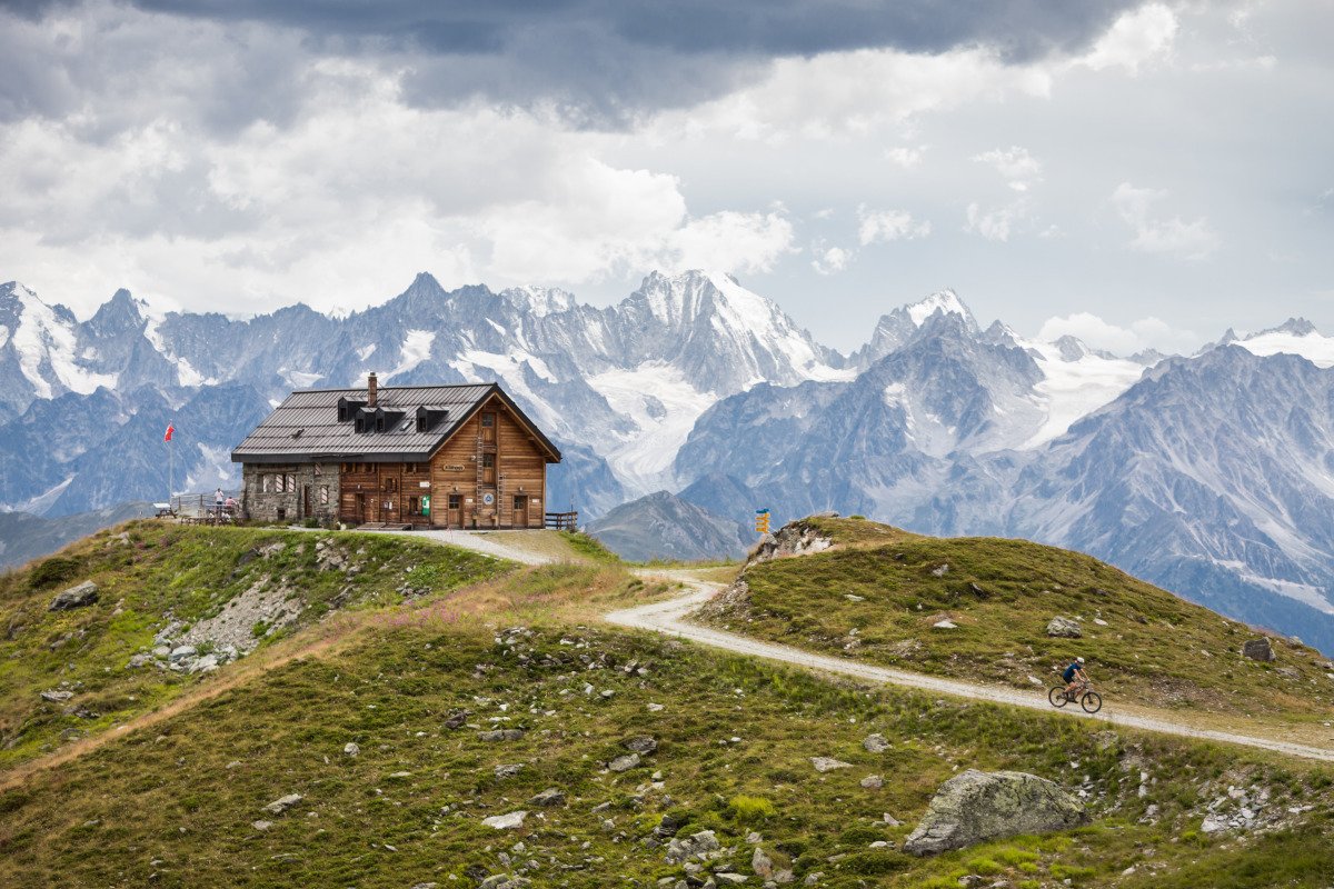 Welcome to paradise!
***
Bienvenue au paradis !

#paradise #cabanemontfort #mountainhut #verbier

#mountainbike #vtt #mtb #mountainhub #coworking #coworkingspace #explore #valaiswallis

Crédit photo : Verbier Verbier 4Vallées