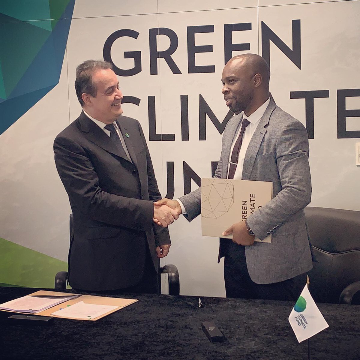 benedictlibanda's tweet photo. Today I had the privilege of signing a new  climate change agreement with the Green Climate Fund worth N$127 million. My gratitudes to Yannick Glemarec, the Executive Director of the Green Climate Fund and the entire Secretariat for supporting Namibia to combat climate change.👌 https://t.co/frghjPXJCB