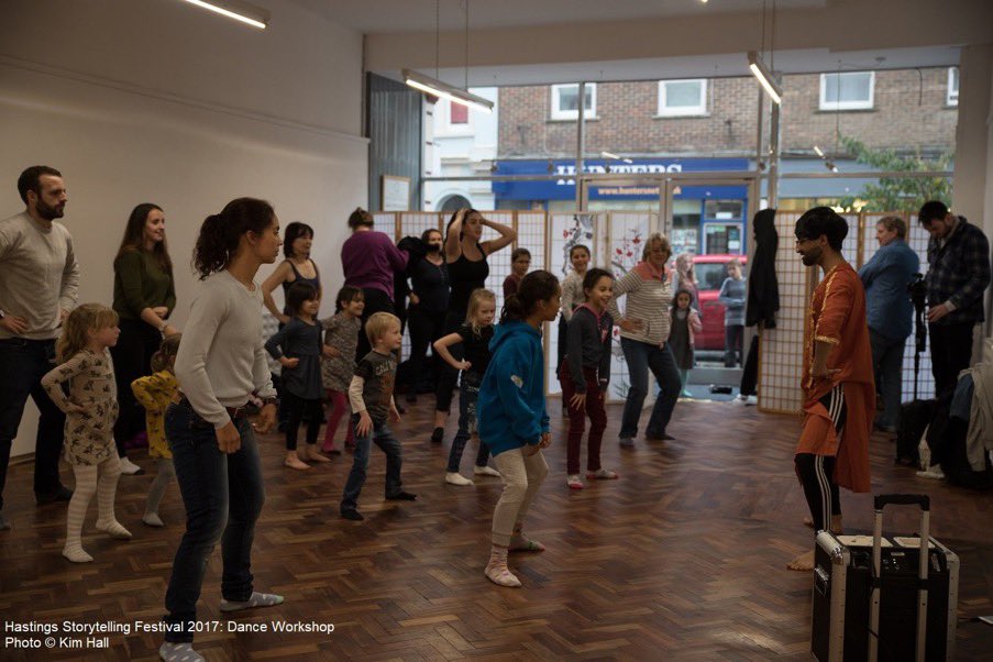 HENLEYDARREN's tweet photo. We’ve just published new @ace_national place-shaping research showing how public investment in artists, arts orgs, museums and libraries (1) promotes wellbeing, (2) makes places attractive to live in, (3) builds communities and (4) supports high streets: https://t.co/cNTm57v5mV https://t.co/WozN1Heus6