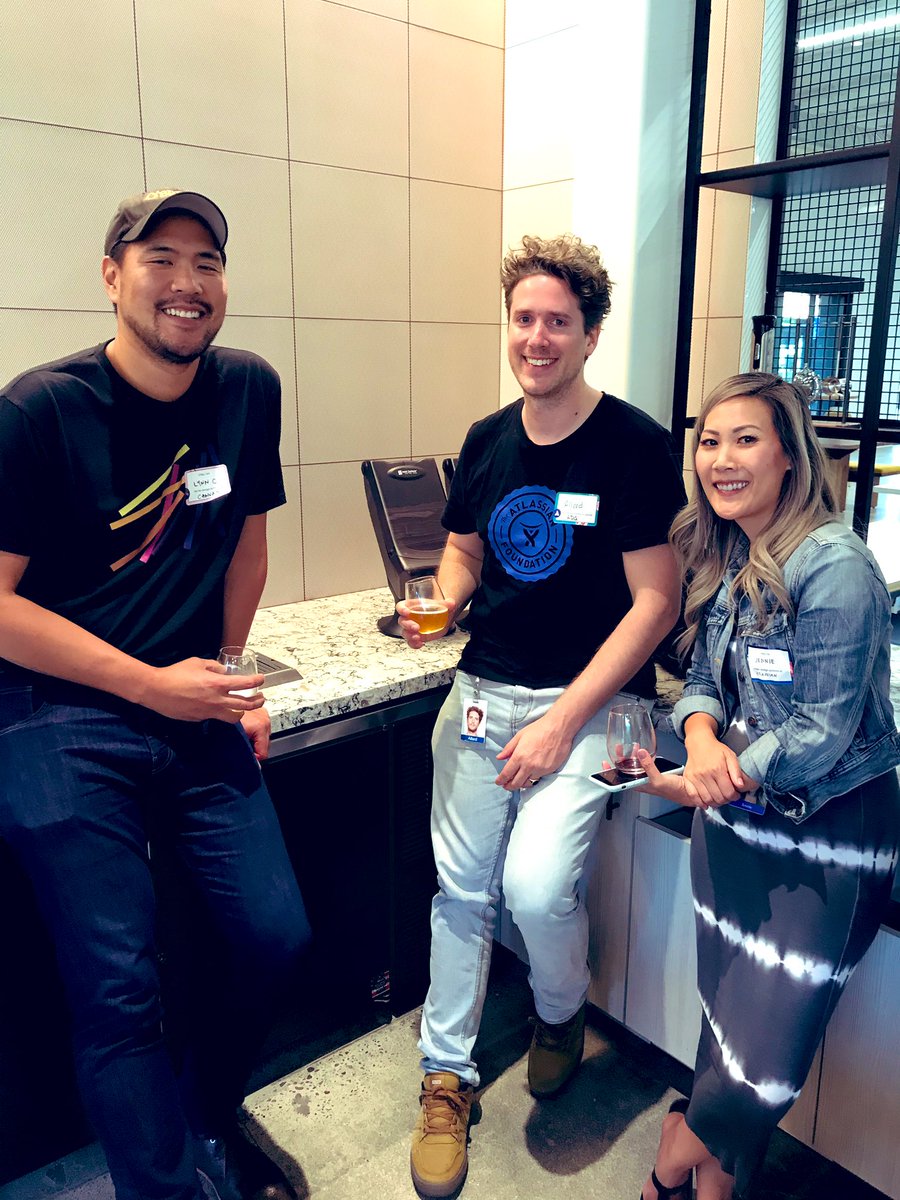 What a turn out today!! Loved making new #designsystems friends 👩‍💻👨‍💻, watching them drop some knowledge 🤓📚, and sharing some laughs after 😆 💕 #dswednesday <a href="/Atlassian/">Atlassian</a>