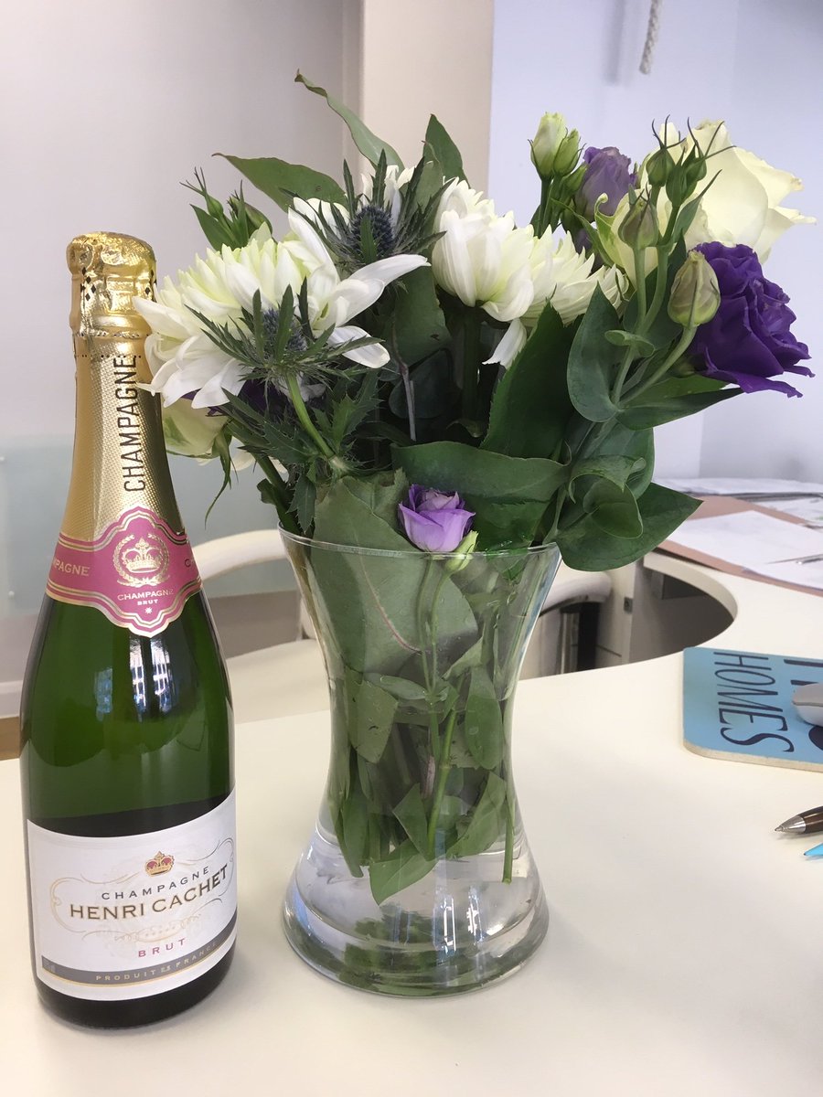 H2oHomes's tweet photo. How lucky are we! Some beautiful flowers and lovely liquid refreshment from equally happy purchasers and vendors!! #rollonbankholidayweekend #isittimetogohomeyet @H2oHomes https://t.co/clHvHfCEpW