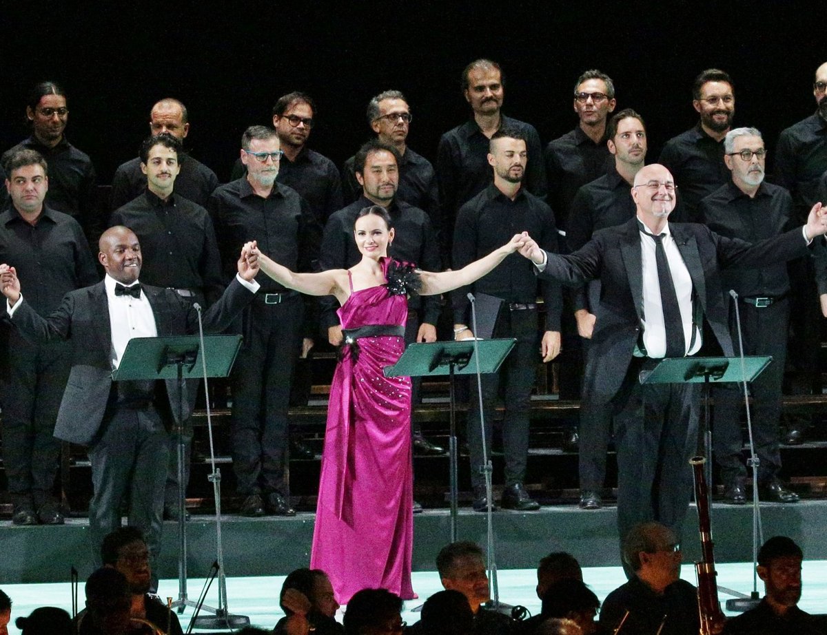 LadyeMaxwell's tweet photo. At Gala #ROFXL during @Rof_Pesaro, one color for two primadonnas: FUCHSIA! @SoprAngela #AnnaGoryachova #Operafashion https://t.co/zyOKczzmTl