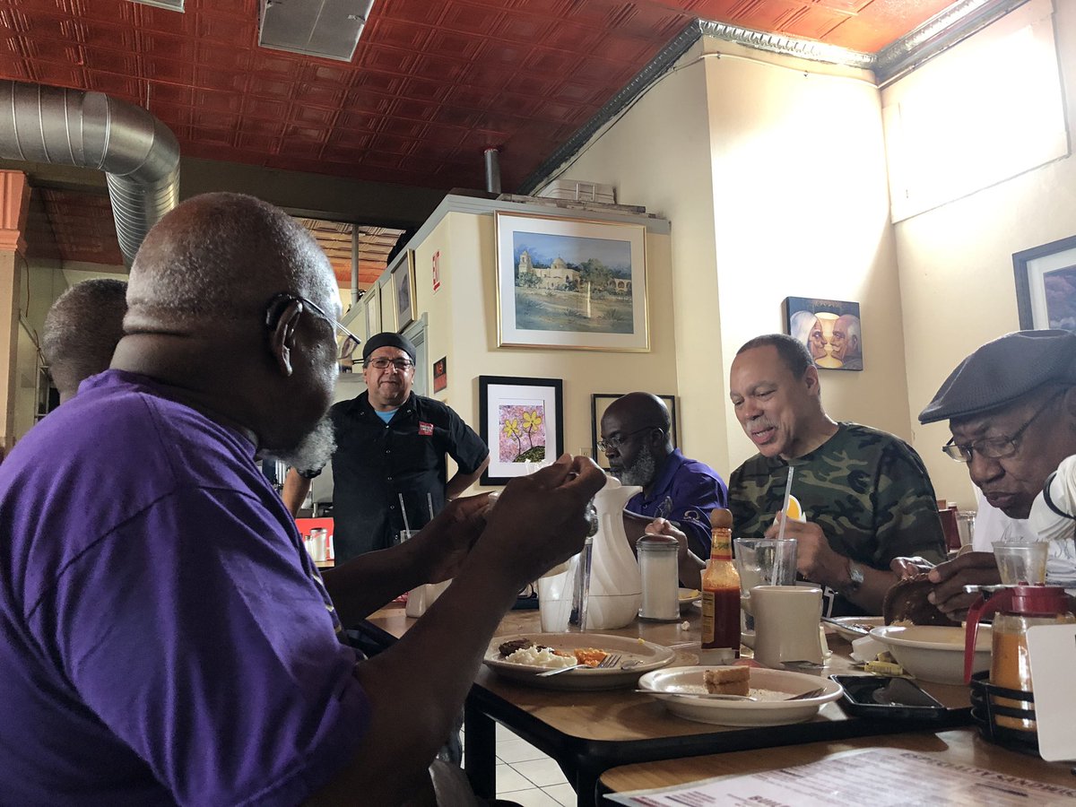 vincentdavis's tweet photo. Every Wednesday morning, Sergio Calderon greets the Omega Psi Phi fraternity brothers who meet for breakfast at his Eastside deli Panchos &amp; Gringos.
This summer, photojournalist Billy Calzada and I hung out at the popular spot for an upcoming story about Calderon &amp; his customers. https://t.co/CAKwwwTUEN