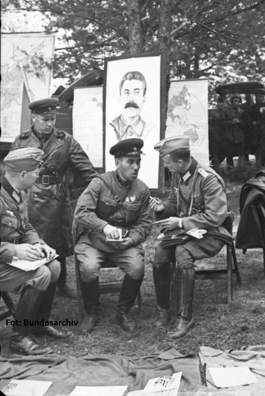 ipngovpl_eng's tweet photo. The territories of #Poland, east of the #CurzonLine, were annexed by the #USSR in #September1939. #Germany conquered Poland and incorporated its western territories into #IIIReich and on the remaining lands they established #GeneralGovernment. That was the IV partition of Poland. https://t.co/gqBY7xjbou