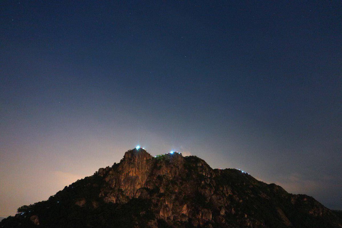 #BalticWay30 is echoed thirty years later today in #HongKong. Some hiked the Lion Rock Hill and turned on their torches to form their part of #823HkWay human chain – stunning photo by @USPhongkong #hk #thehongkongway