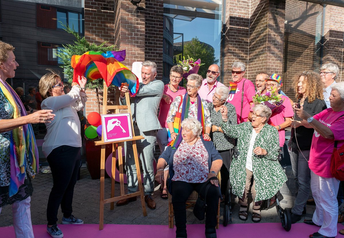 zorgcirkel's tweet photo. 🌈🎈Zorgcirkel #Westerhout heeft de #RozeLoper behaald! Dit certificaat hebben we verdiend dankzij onze bewuste omgang met seksuele #diversiteit. Alkmaarse wethouder @PaulPvdAAlkmaar plaatste het certificaat gisteren bij de ingang. Artikel: https://t.co/2lkA4nH42y. https://t.co/78NvY4Aig6