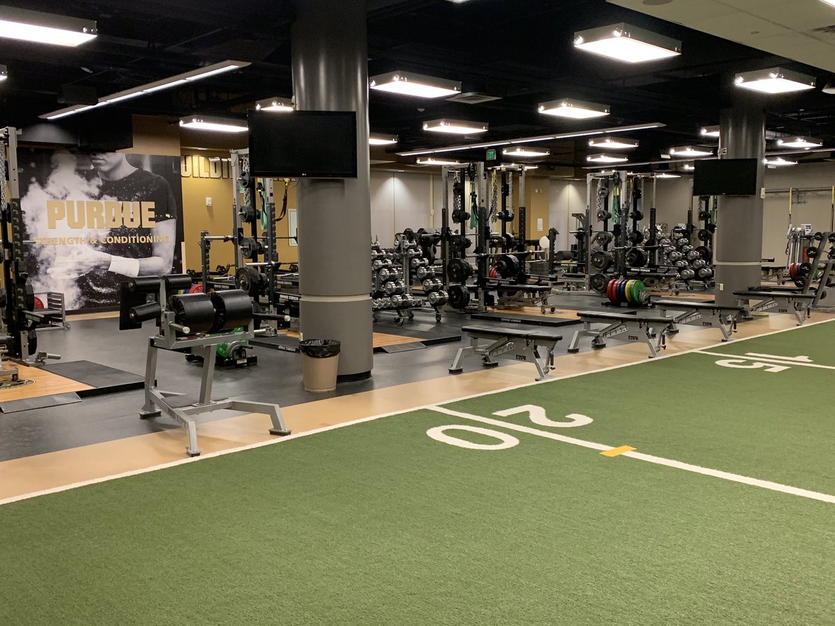 CMarx21's tweet photo. Purdue Athletics - Strength and Conditioning utilizes 3 weight rooms and 10+ full time strength and conditioning coaches for the physical development of the athletes. All of which are equipped with their own ‘fuel zone’ nutrition center. #facilityfriday #BoilerUp #HammerDown https://t.co/dyTK3Ql26I