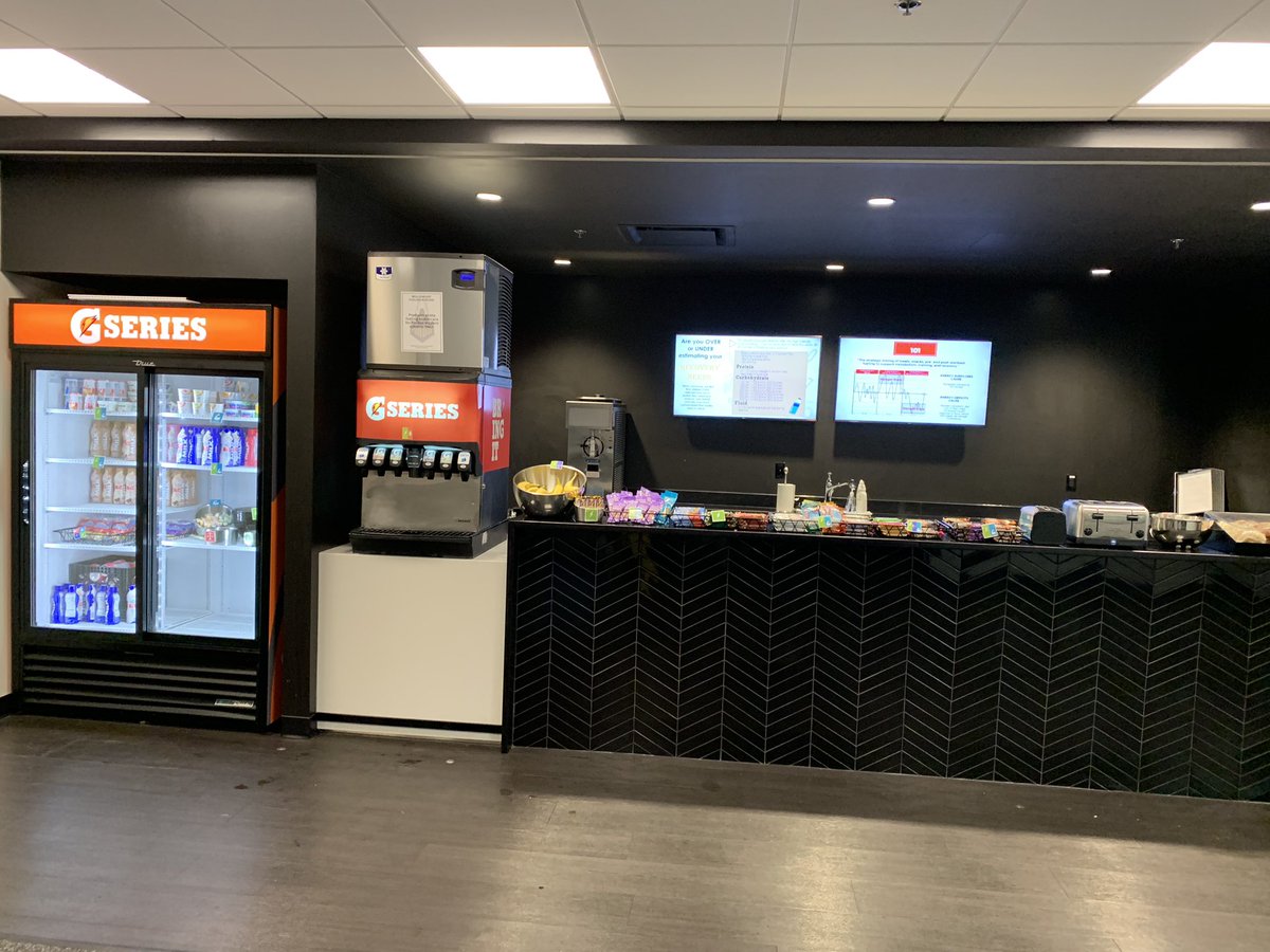 CMarx21's tweet photo. Purdue Athletics - Strength and Conditioning utilizes 3 weight rooms and 10+ full time strength and conditioning coaches for the physical development of the athletes. All of which are equipped with their own ‘fuel zone’ nutrition center. #facilityfriday #BoilerUp #HammerDown https://t.co/dyTK3Ql26I