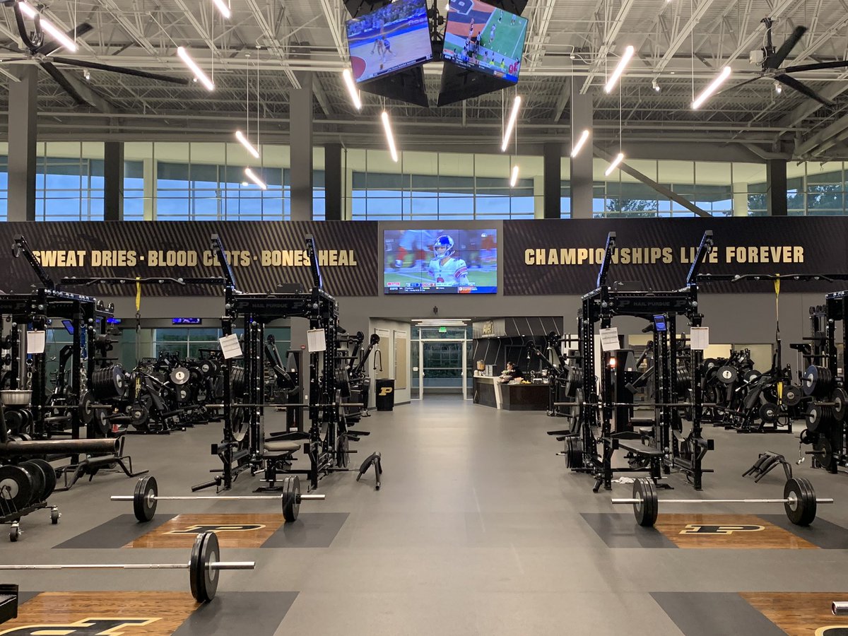 CMarx21's tweet photo. Purdue Athletics - Strength and Conditioning utilizes 3 weight rooms and 10+ full time strength and conditioning coaches for the physical development of the athletes. All of which are equipped with their own ‘fuel zone’ nutrition center. #facilityfriday #BoilerUp #HammerDown https://t.co/dyTK3Ql26I