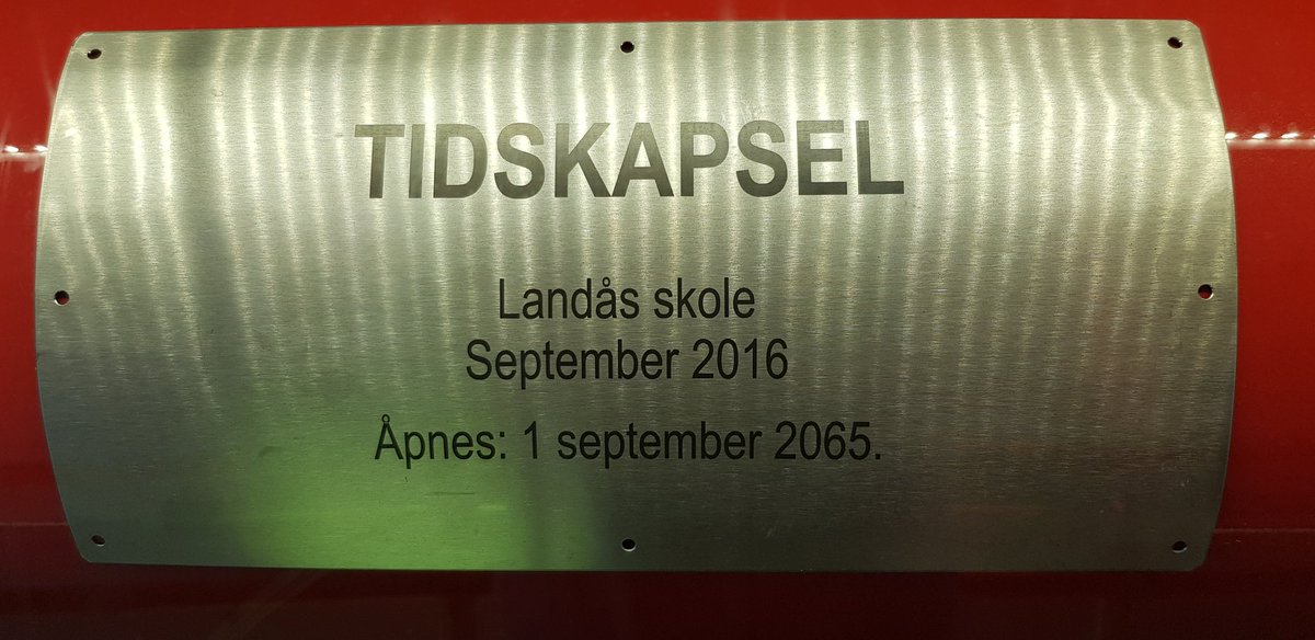 Landaasskole's tweet photo. Tidskapselen er endelig kommet på plass i monteret. Den skal ikke åpnes før 1. september 2065. Det er en stund til. https://t.co/syZrFdRfUh