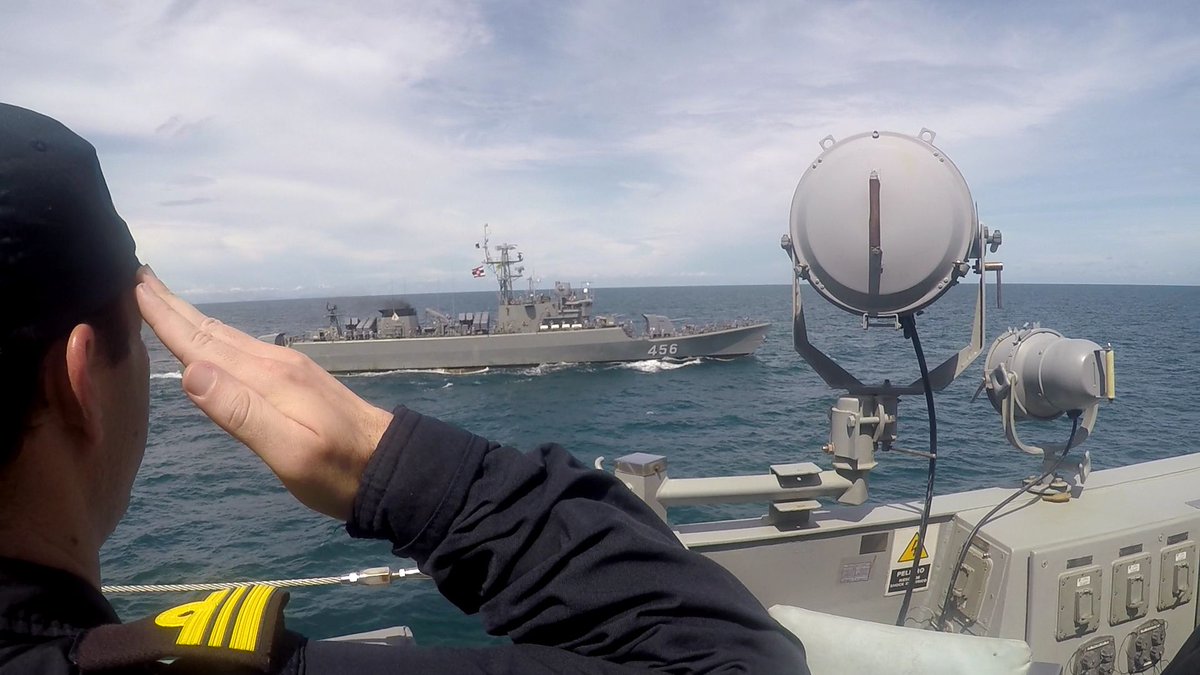EMADmde's tweet photo. La fragata #MéndezNúñez @Armada_esp #MOPS 🇪🇸 se despide de Tailandia 🇹🇭 con unas maniobras con la Real Armada del país y continúa con su circunnavegación conmemorativa del 500 aniversario de la primera vuelta al mundo.
#NuestraMisionTuLibertad
#500VueltaAlMundo https://t.co/DY2ccsYwR7